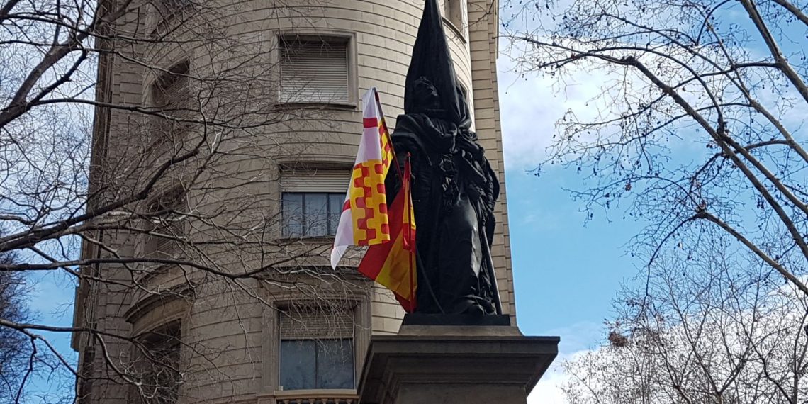 Monumento a Rafael Casanova con una bandera de Tabarnia. Foto: elCatalan