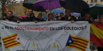 Foto de archivo de una manifestación contra el adoctrinamiento escolar.