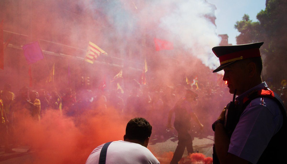 Resultado de imagen de separatistas tratan de intimidar a la PolicÃ­a Nacional en el centro de Barcelona