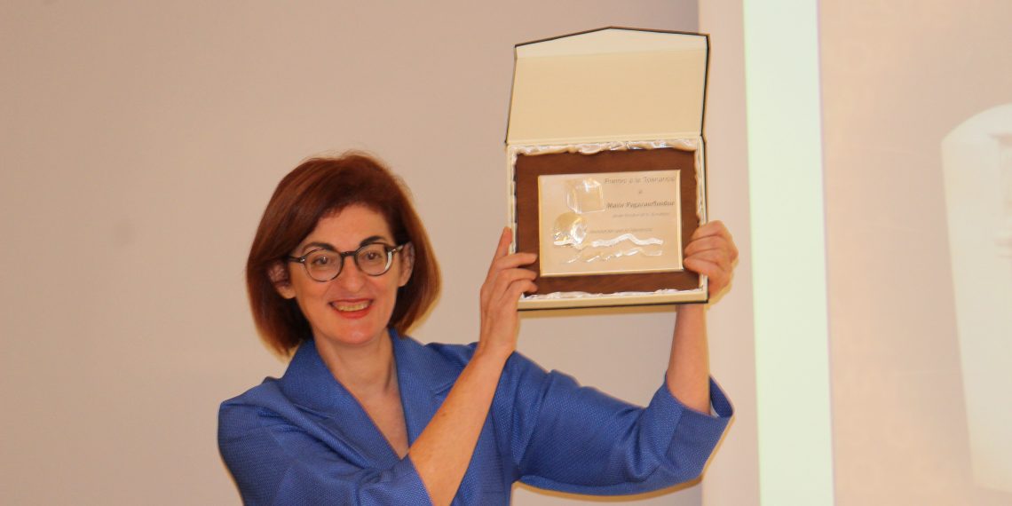 Maite Pagazaurtundúa recibiendo el premio a la Tolerancia