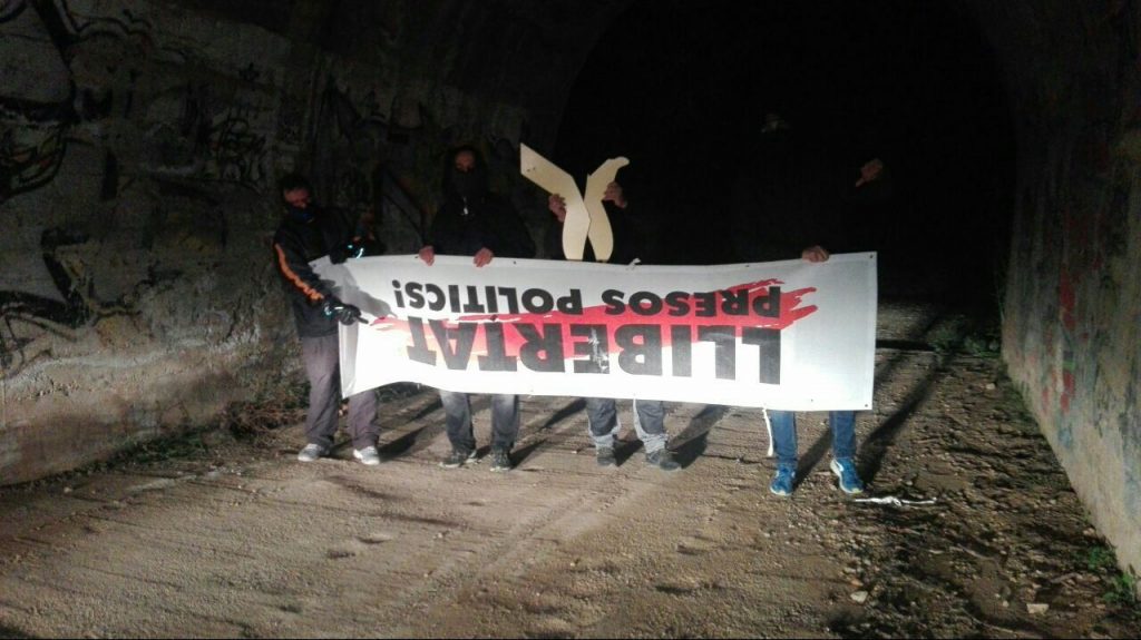 Pancarta retirada Libertad presos políticos Reus