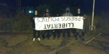 Resistencia Alta Tabarnia posando con la pancarta del ayuntamiento de Reus