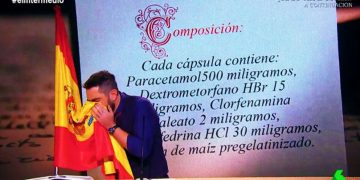 Dani Mateo sonándose los mocos con la bandera de España