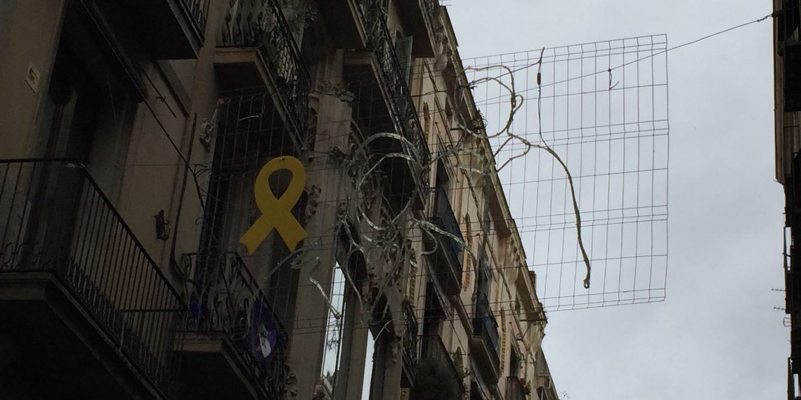 Lazo amarillo en la calle del Carme, en Barcelona