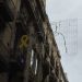Lazo amarillo en la calle del Carme, en Barcelona