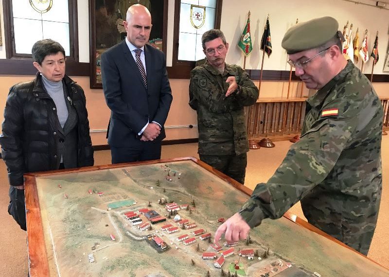 Teresa Cunillera visitando la academia militar de Talarn