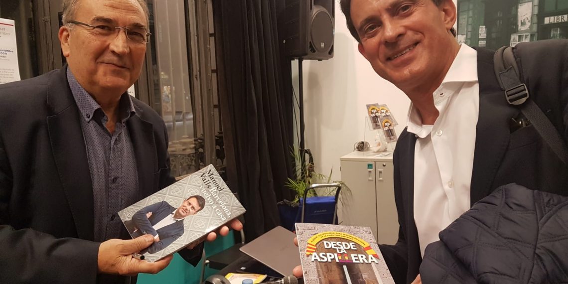 Joan Ferran y Manuel Valls intercambiando sus libros