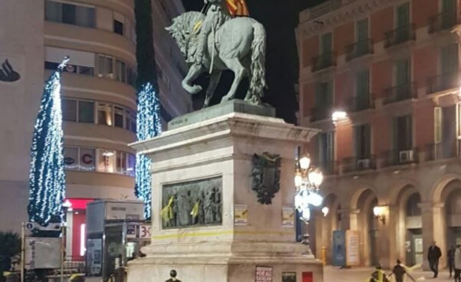 Estatua Reus Plaza Prim con estelada