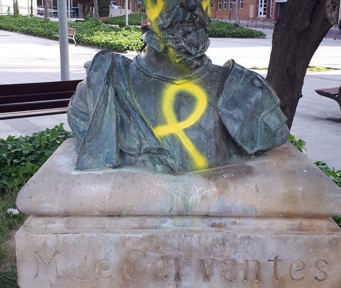 Busto de Miguel de Cervantes con el lazo amarillo separatista.