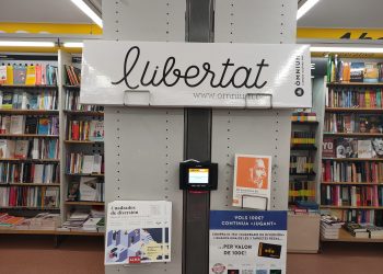 Imagen de archivo de una pancarta de Òmnium en una tienda de Abacus en Barcelona. Foto: elCatalán.