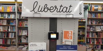 Imagen de archivo de una pancarta de Òmnium en una tienda de Abacus en Barcelona. Foto: elCatalán.