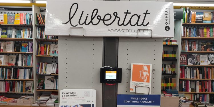 Imagen de archivo de una pancarta de Òmnium en una tienda de Abacus en Barcelona. Foto: elCatalán.
