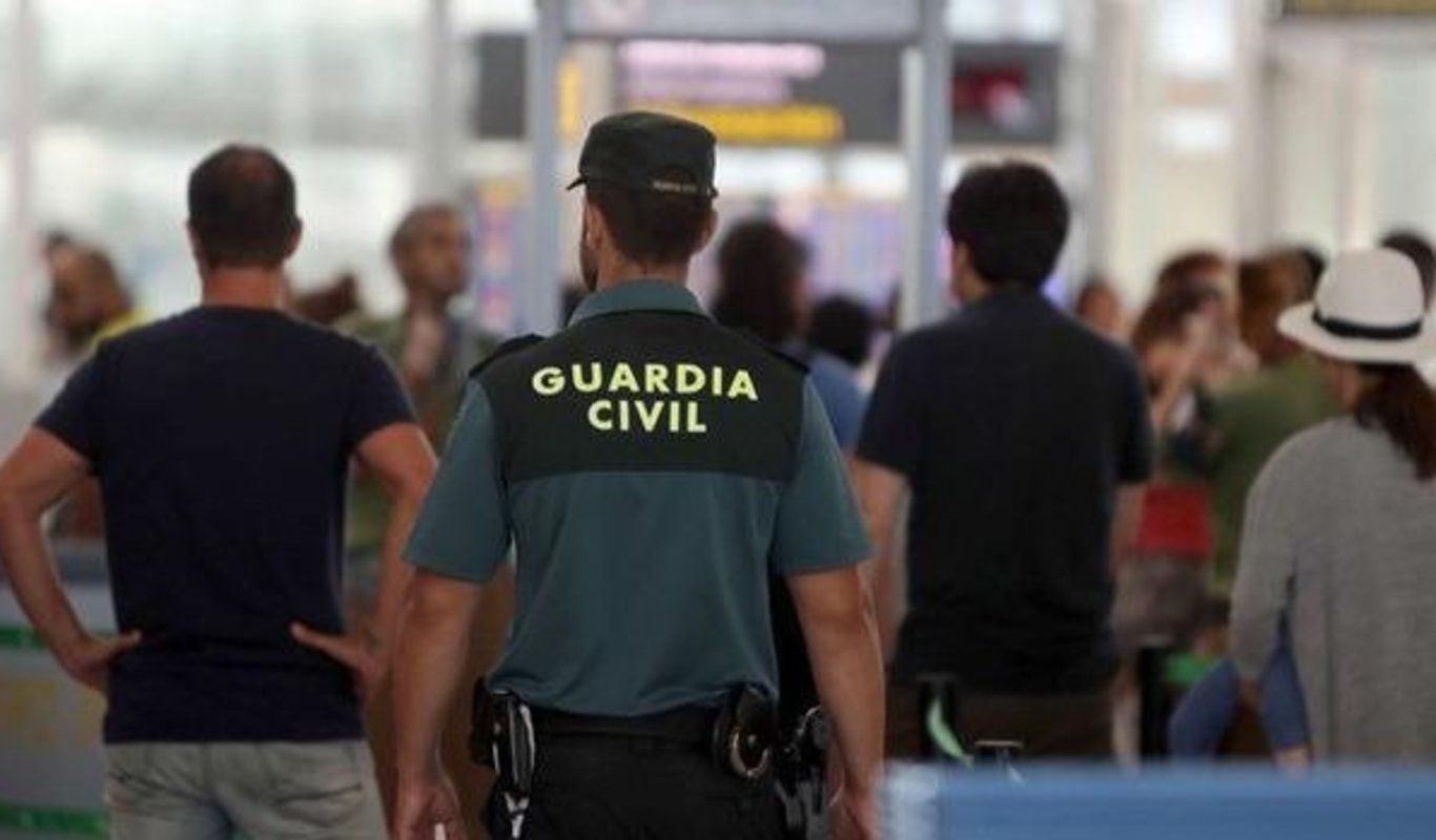 estudiante universitario dirigir Apariencia La Guardia Civil rastrea como se financia el prófugo Carles Puigdemont en  Waterloo | El Catalán
