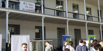 Los jóvenes de S'ha Acabat! en la Pompeu Fabra. Foto: S'ha Acabat!