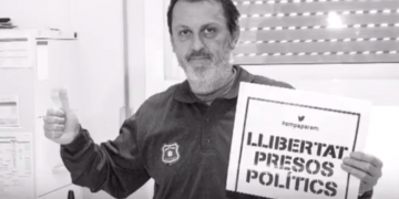 Foto de archivo de un agente rural con un cartel de propaganda independentista.