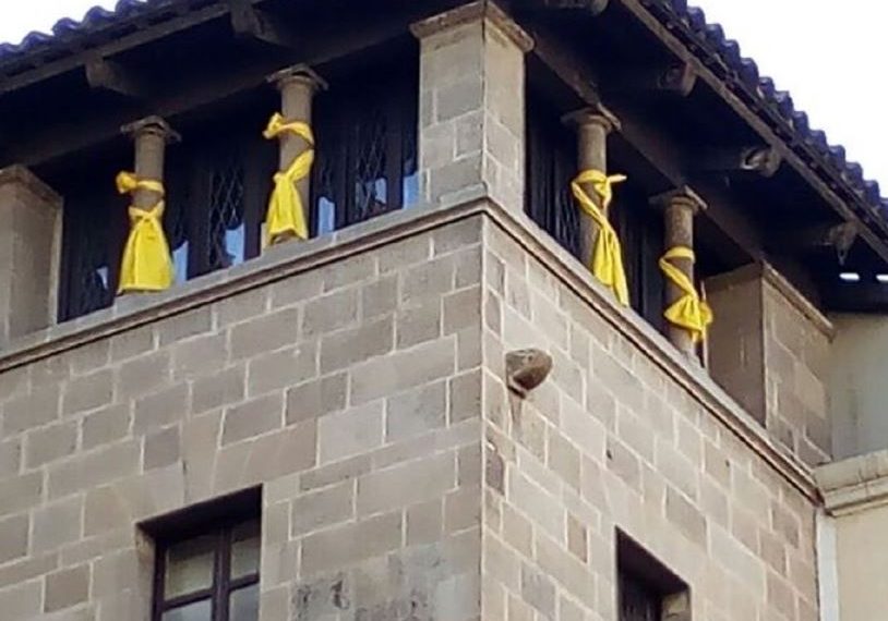 Símbolos separaitstas en el Ayuntamiento de Lérida. Foto: Ángeles Ribes