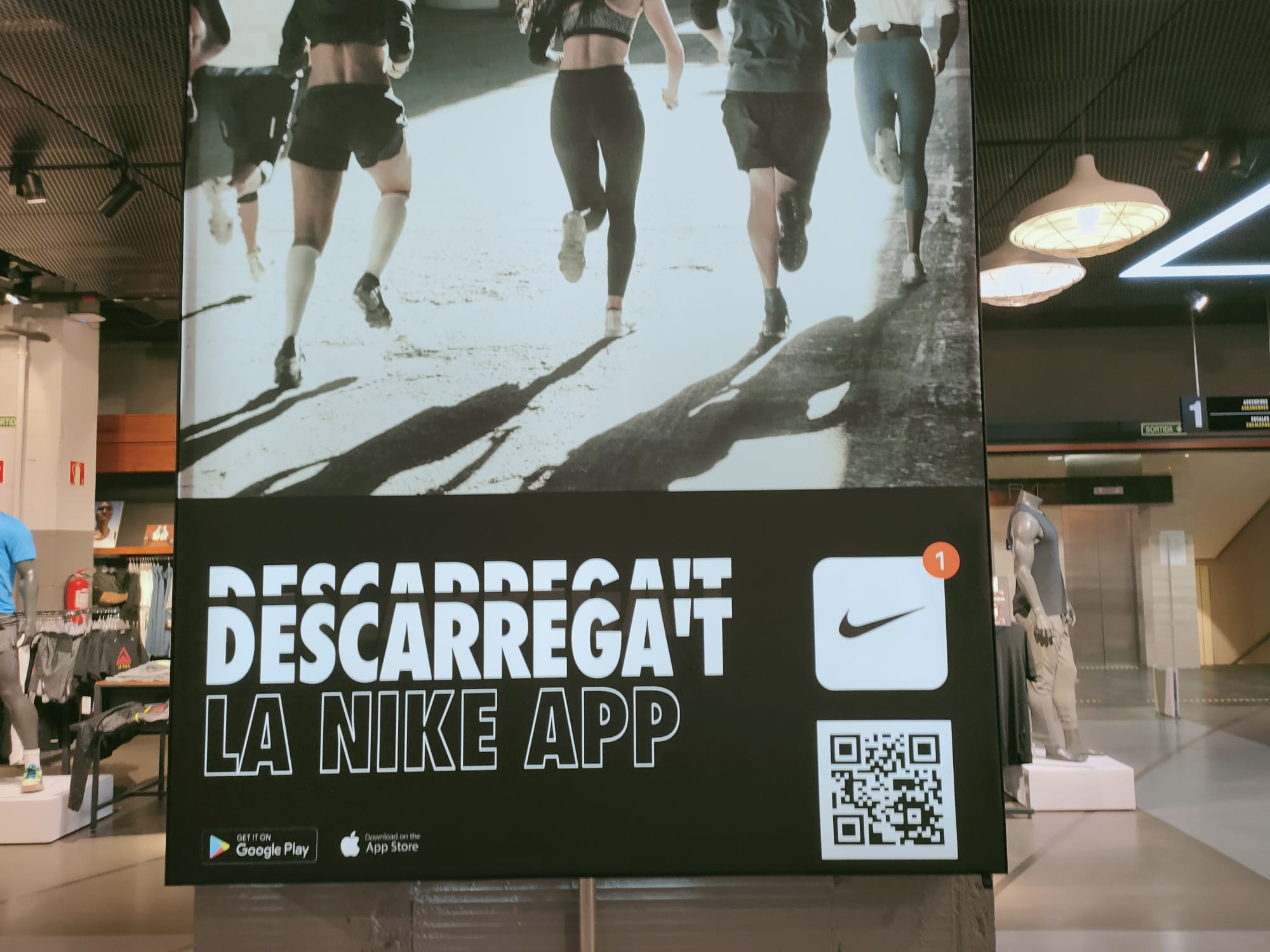 Nike ignora el castellano en una de sus tiendas estrella en Barcelona. Adidas apuesta por el | El Catalán