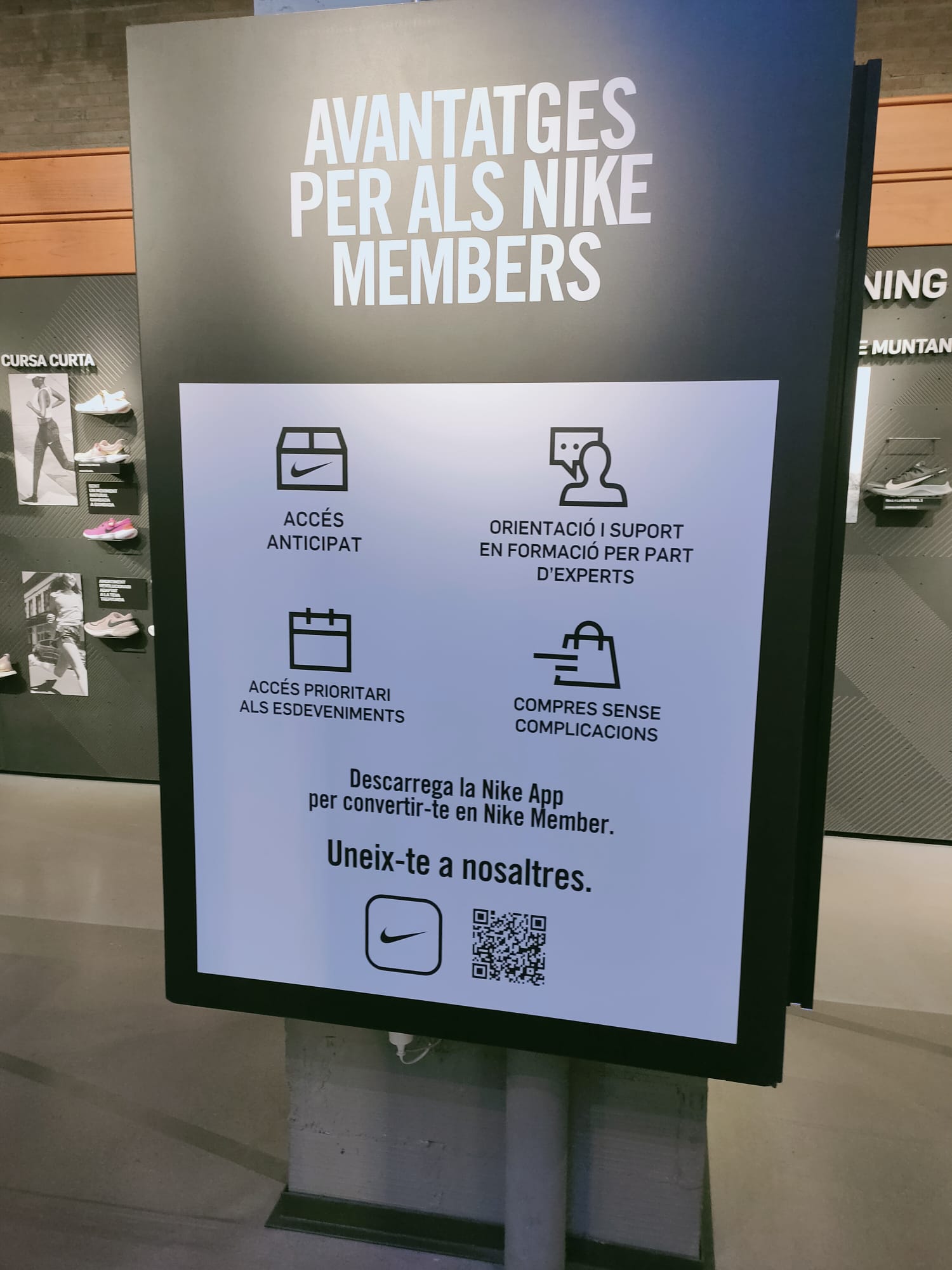 Nike ignora el castellano en una de sus tiendas estrella en Barcelona. Adidas apuesta por el | El Catalán