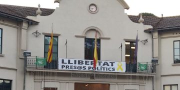 Imagen de archivo de la fachada de un consistorio catalán. Foto: Impulso Ciudadano