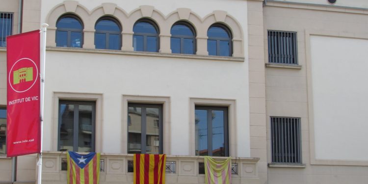 Foto de archivo de un instituto en Vic con la estelada (imagen: Eduardo González Palomar).