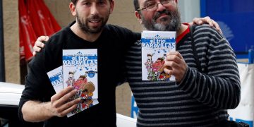 22/03/10 RCD ESPANYOL ENTRENAMIENTOTAMUDO SERGIO FIDALGO CON LIBRO EL TRIO MARAVILLAS