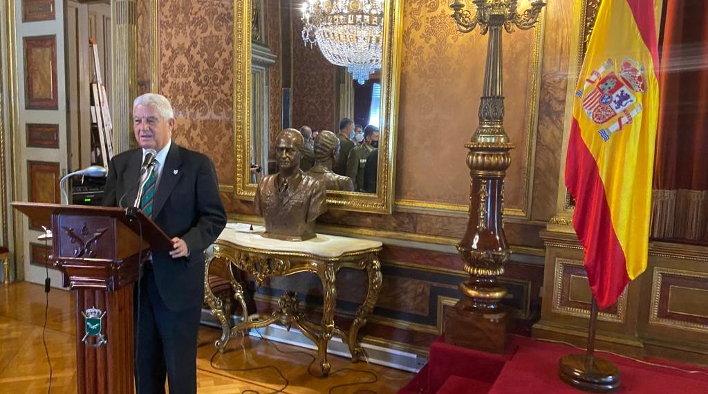 Fuster-Fabra en un acto en la Capitanía de Barcelona.