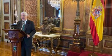 Fuster-Fabra en un acto en la Capitanía de Barcelona.