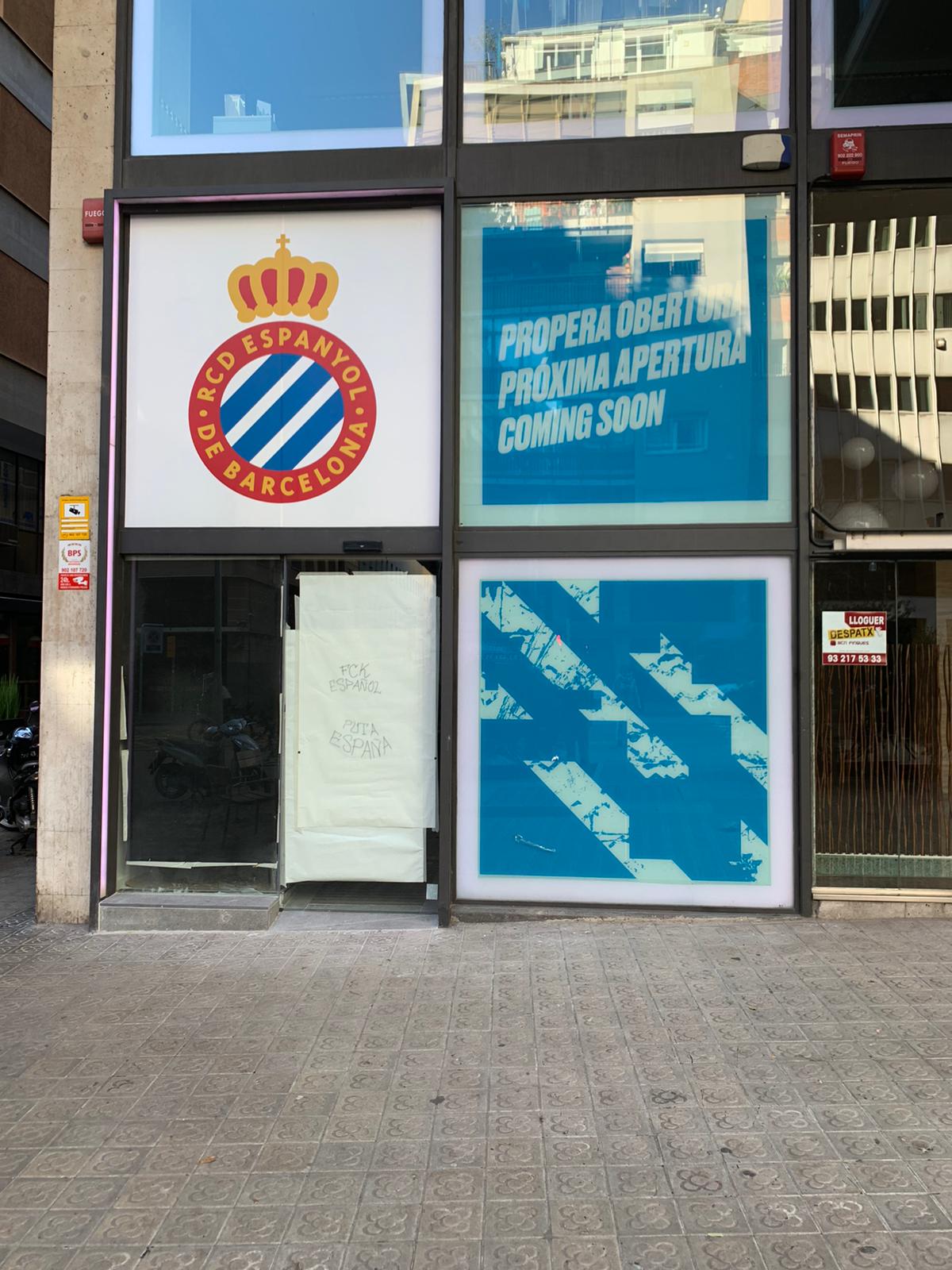Aparecen pintadas de "puta y en la nueva tienda oficial del | El Catalán