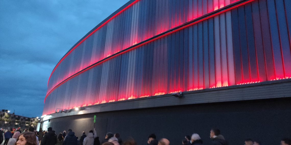 El RCDE Stadium engalanado con los colores de la equipación de la selección. Foto: elCatalán.es