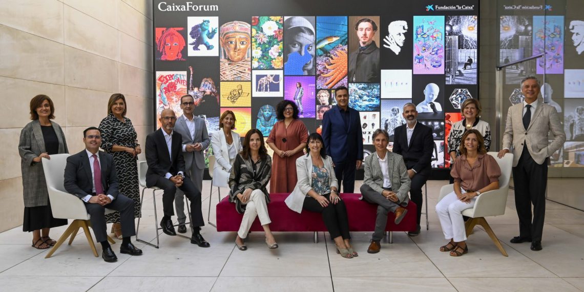 La directora general adjunta de la Fundación ”la Caixa”, Elisa Durán, (en el centro de la imagen) y el director corporativo del Área de Cultura y Ciencia de la Fundación ”la Caixa”, Ignasi Miró, han presentado la programación cultural para la temporada 2022-2023. En el acto también ha participado el director corporativo de Educación y Marketing, Xavier Bertolín, y los directores de los centros CaixaForum y del Museo de la Ciencia CosmoCaixa