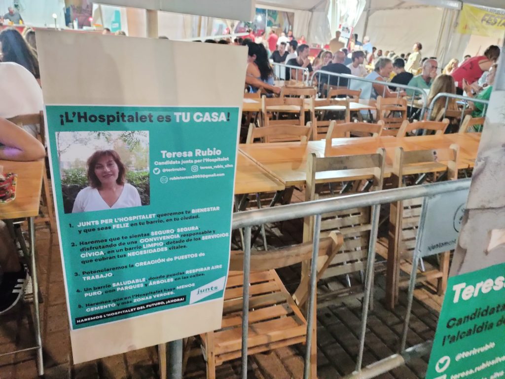 El cartel en español que publicitaba a la candidata de Junts, antes que fuera retirado de la caseta