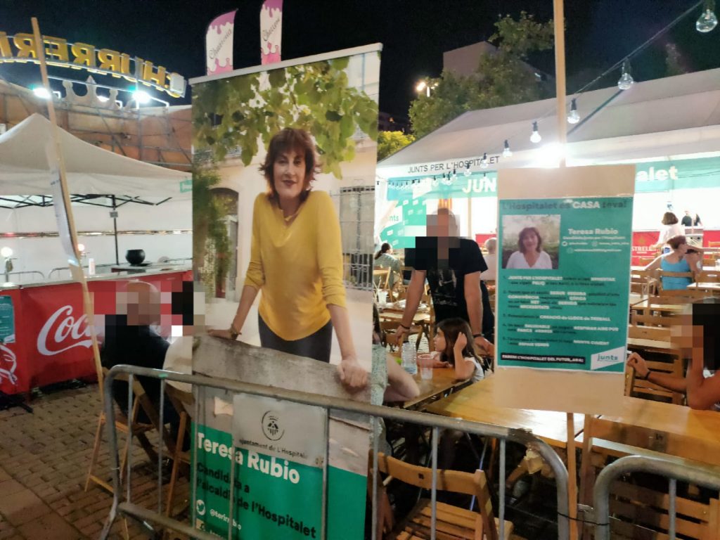 La caseta de Junts, sin el cartel en español