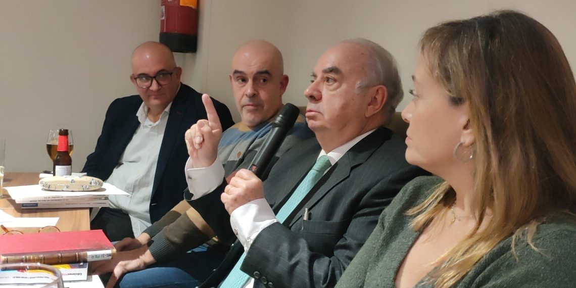 José Varela en un acto en el Bar Cuéllar. Foto: Sergio Fidalgo