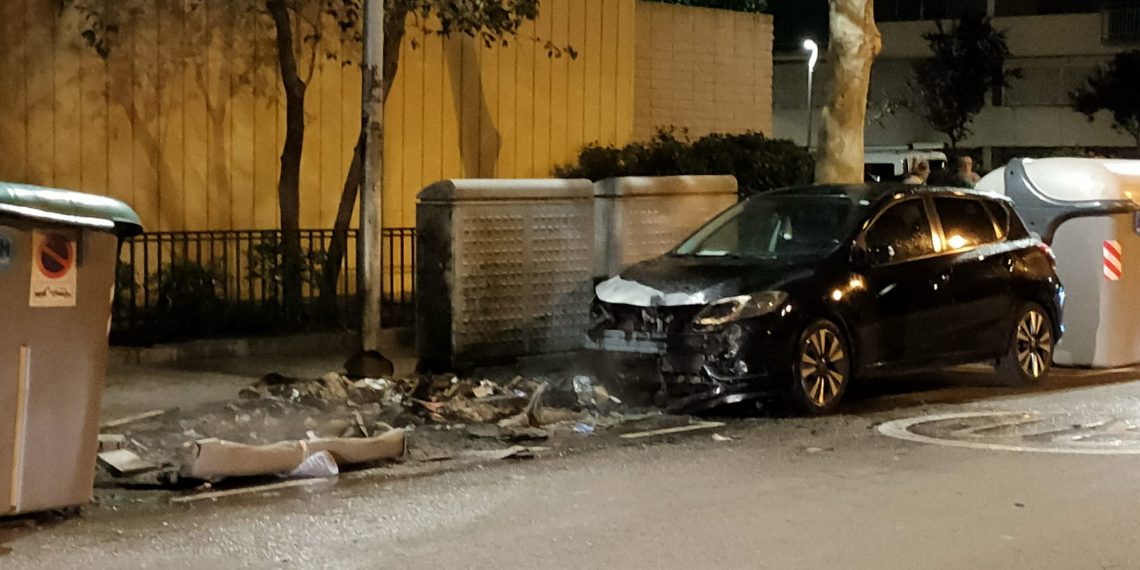 Foto de archivo de contenedores quemados en Bellvitge.