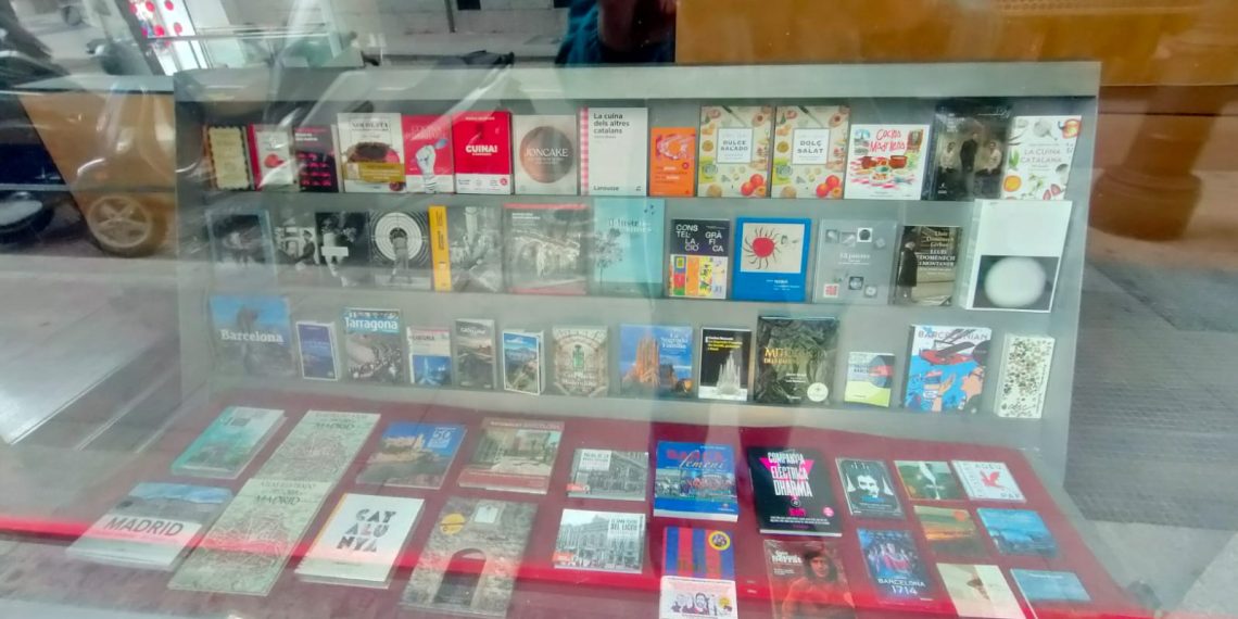 Escaparate de la librería del Centro Cultural Blanquerna.