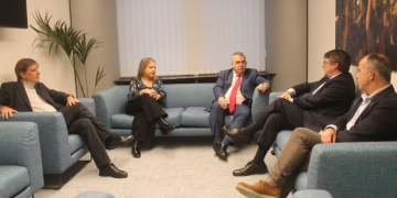 Imagen de archivo de Santos Cerdán con Puigdemont. Foto: PSOE