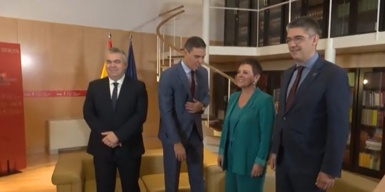 Imagen de archivo de Sánchez con la portavoz de Bildu en el Congreso. Foto: PSOE.