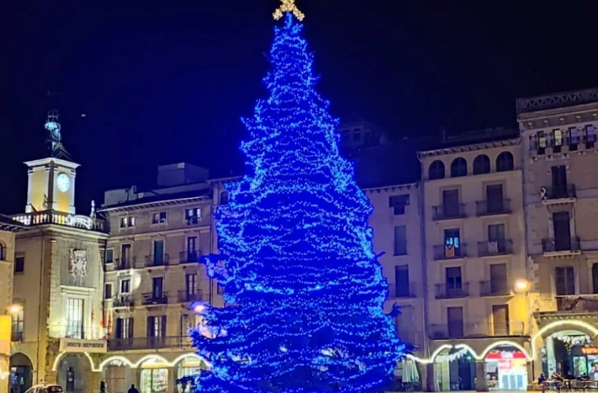 Foto de archivo del árbol de Navidad municipal en Vic