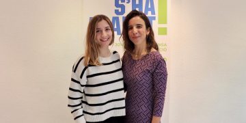 Andrea Llopart con su antecesora, Júlia Calvet.