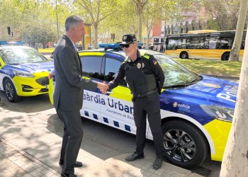 Foto de archivo de Albiol con un agente de la Guardia Urbana.