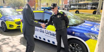 Foto de archivo de Albiol con un agente de la Guardia Urbana.