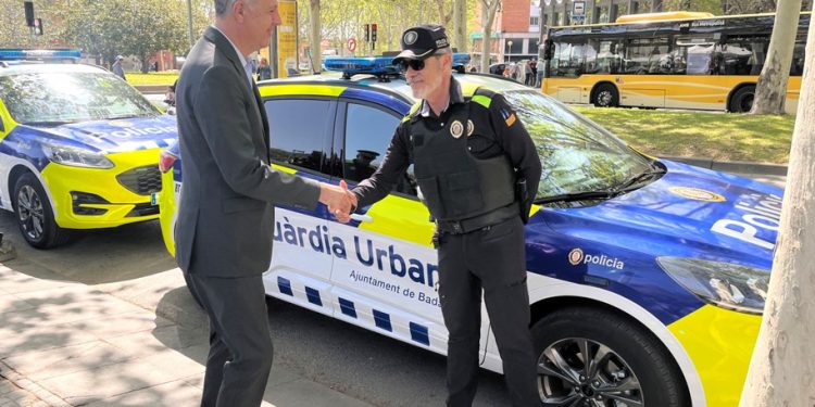 Foto de archivo de Albiol con un agente de la Guardia Urbana.
