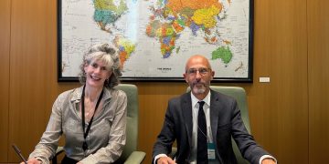 La directora del Programa de Artes de Bloomberg Philanthropies, Kate D. Levin, y el subdirector general de Cultura y Centros de la Fundación ”la Caixa”, Rafael Chueca.