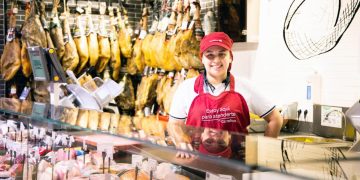Mariela Aguirre ha conseguido un contrato indefinido en Carrefour España. © Máximo García. Fundación ”la Caixa”
