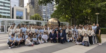 Estudiantes de EduCaixa junto con representantes de la ONU, delante de la sede en Nueva York. © Fundación "la Caixa"