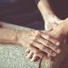 Personas mayores tomándose las manos. © Shutterstock / Predrag Popovski.