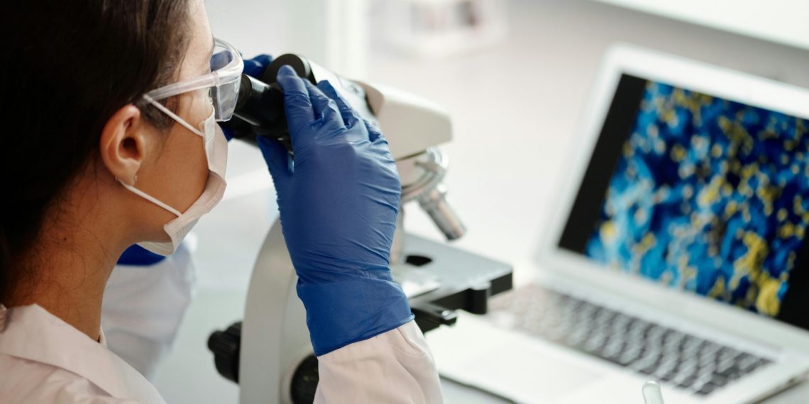 Imagen de una científica en el laboratorio. Imagen cedida por Pexels. © Edward Jenner.