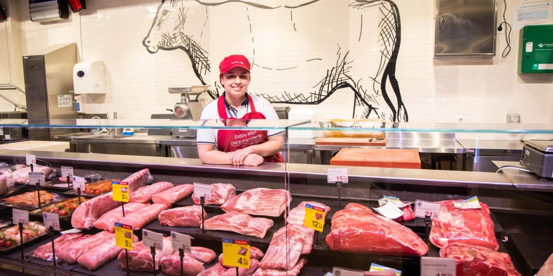 Mariela, beneficiaria del programa Incorpora, trabaja en un supermercado Carrefour de Madrid. © Máximo García. Fundación "la Caixa"