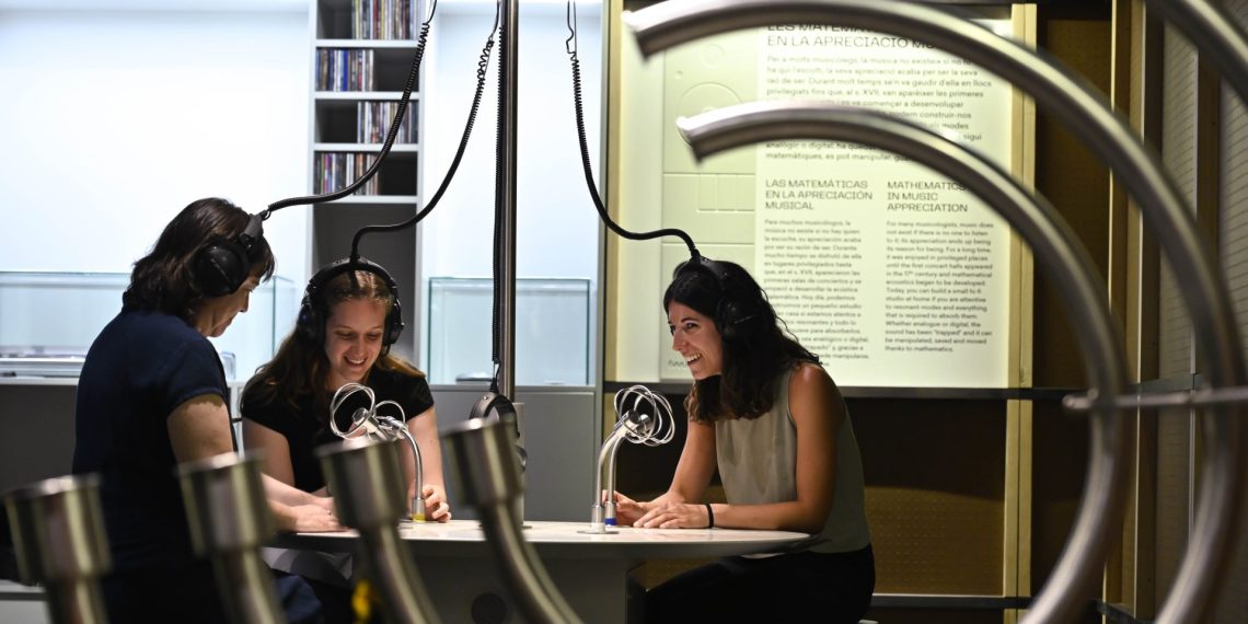 Visitantes prueban el módulo de distorsión de la voz en MateMiFaSol. © Fundación ”la Caixa”