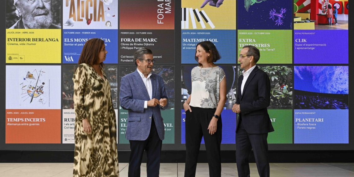 De izquierda a derecha: la directora de CaixaForum Barcelona, Mireia Domingo; el director general adjunto de la Fundación ”la Caixa”, Juan Ramón Fuertes; la directora del Área de Exposiciones, Colección y CaixaForum+ de la Fundación ”la Caixa”, Isabel Salgado; y el director del Museo de la Ciencia CosmoCaixa, Valentí Farràs. © Fundación "la Caixa"